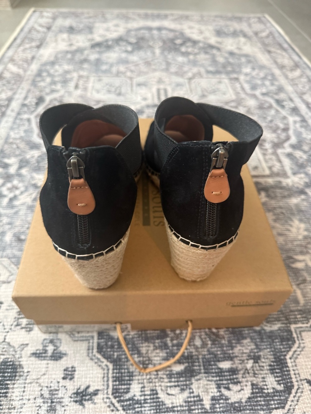 • Gentle Souls/Kenneth Cole • Colleen Cross Elastic Strap Wedge • Black • 9M - Picture 4 of 16